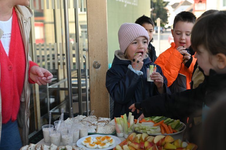 Gesunde Jause stärkt Schulgemeinschaft: In kürzester Zeit bilden sich Kindertrauben um die Essenstische.