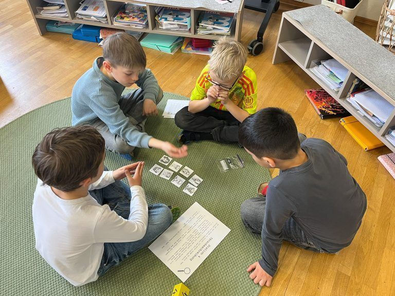 Eine ganze Schule im Lesefieber: Die Schülern tauchten beim Lesetag in verschiedene Welten ein und gingen ganz in ihren Rollen auf. (Quelle: VS Rheindorf)