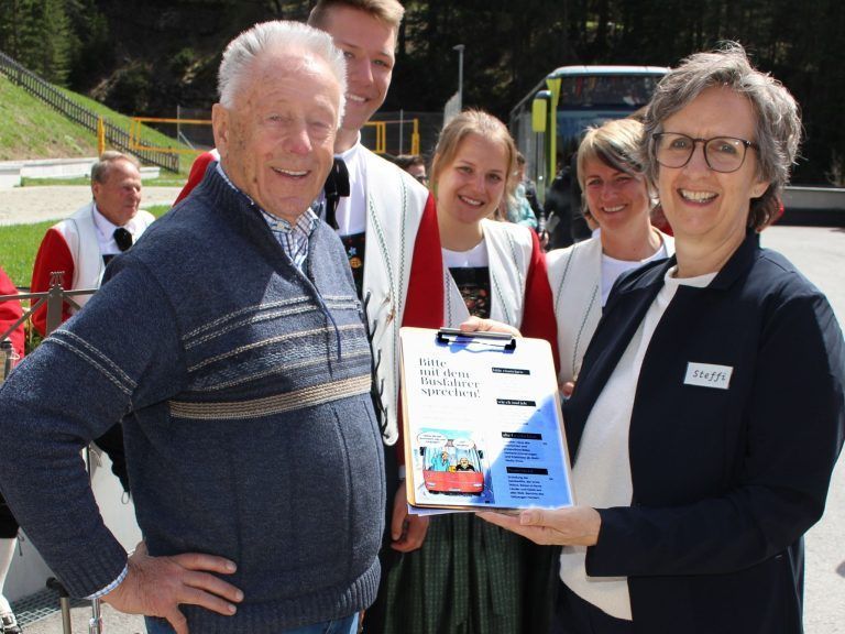 Ritterlich reisen mit Herbie ist Geschichte: Damit dem Neo-Pensionisten im Unruhestand nicht langweilig wird, wurde Herbert Ritter von der Berghaus-Geschäftsführerin Steffi Schwarzmann engagiert: Ab kommender Skisaison wird "Herbie" nach dem Motto "Bitte mit dem Busfahrer sprechen" jeden Dienstag den Gästen Geschichten und Episoden aus seinem 61 Jahre langen Berufsleben erzählen.