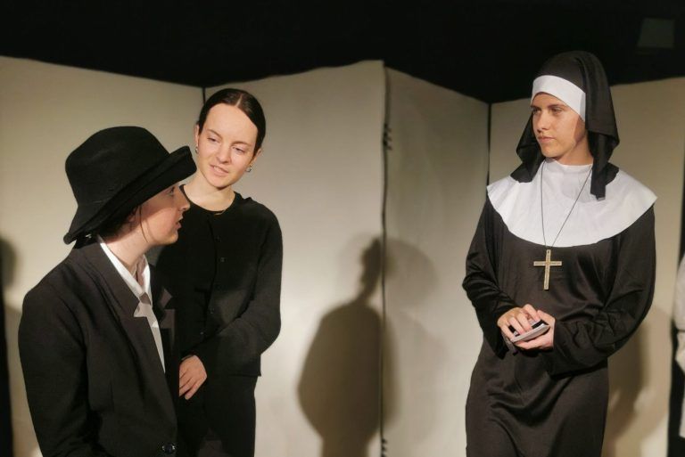Schultheater auf Bregenzerwald-Tournee: Die Zuschauer werden mit skurrilen Verwicklungen konfrontiert.
