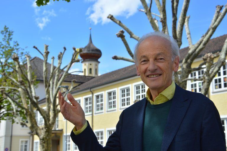 Ein Fest für die ganze Münsterpfarre: Pfarrer Peter Loretz freut sich, seine Herkunftsgemeinde Schruns besuchen zu können. Im Hintergrund: Volksschule und Turmzwiebel des Münsters.
