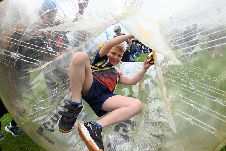 Laufbegeisterte rannten bei der Meile: Bis es so weit war, konnten die Kinder sich noch austoben.