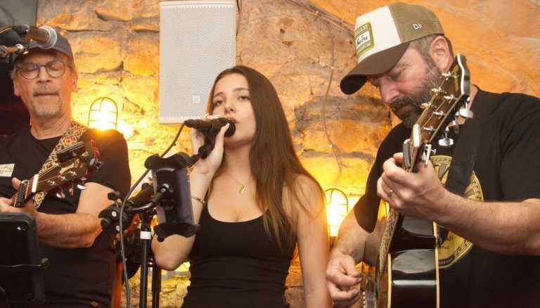 Woodstreet Band spielte für PAMOJA im s`Pub in Schwarzach: Morgan Jacquot mit Stefan und ihrem papa