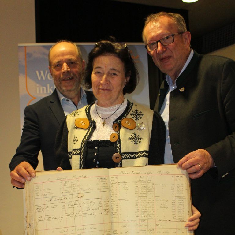 „Wäldar Win 25“ kommt aus neuen Kellern: Ingo Metzler, die ehemalige Dreikönig-Wirtin Marlies Nagele und Toni Honsig präsentieren ein wertvolles Dokument, das Geschäftsbeziehungen von Wälder Käsereien zum Retzerland schon 1902 bestanden.