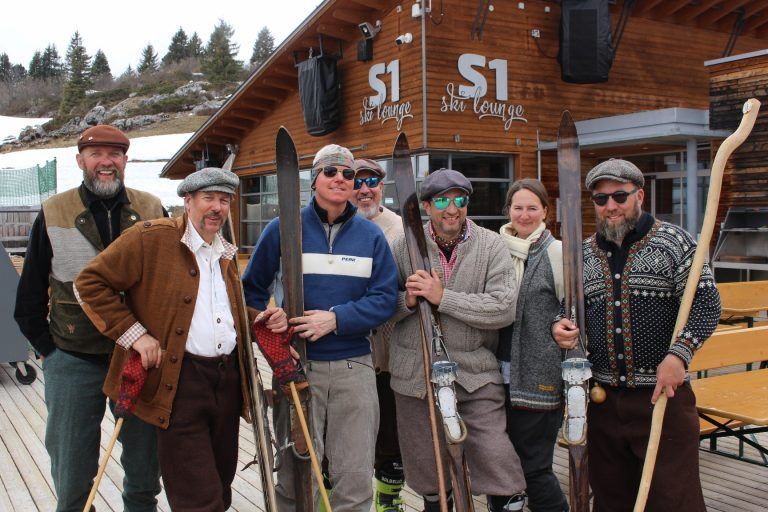 Doppelte Ski-Nostalgie zum Salober-Jubiläum: Jürgen Strolz versammelt „den harten Kern der Telemarker“ vor der S 1 Ski Lounge zum Erinnerungsfoto. STP