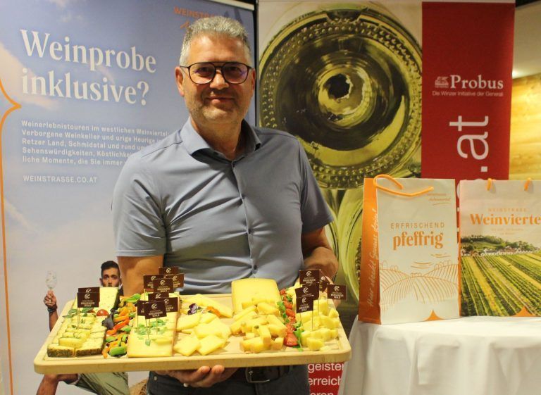 „Wäldar Win 25“ kommt aus neuen Kellern: Alpenkäse-Geschäftsführer Hermann Metzler demonstrierte nicht nur bei der Verkostung Käsevielfalt – der größte Sennereibetrieb der KäseStraße hat auch seine Produktpallette erweitert: Alpenkäse übernahm die Sennerei Schnepfau und produziert dort jetzt Weichkäse.