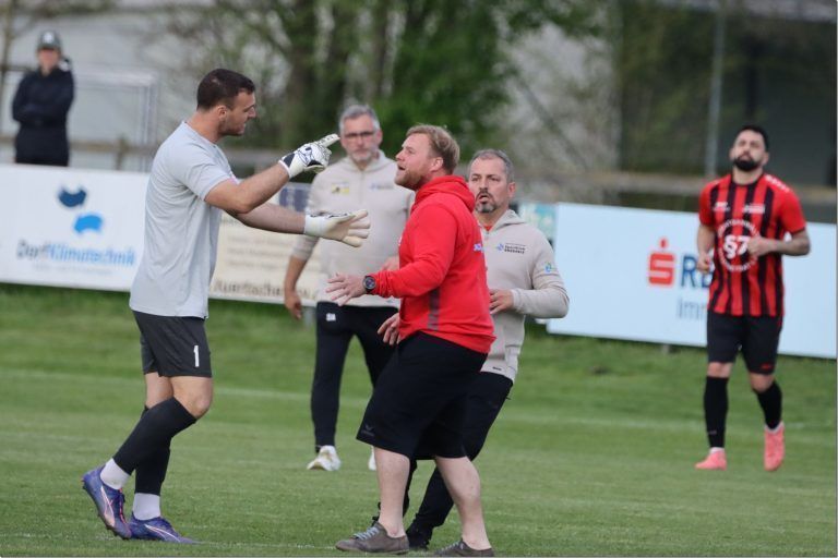Fast-Handgreiflichkeiten im Römerstadion: Brederis Tormann Dominic Hehle mit einem Thüringer Betreuer im Wortgefecht.