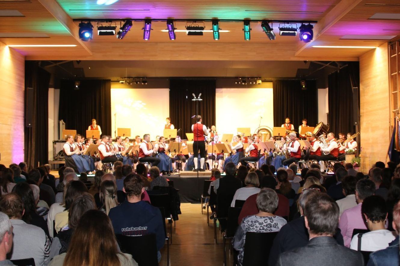 Gemeindesaal avanciert zum Konzerthaus: Frühjahrskonzert: Neben den konzertanten Darbietungen stehen traditionell auch Ehrungen im Mittelpunkt.