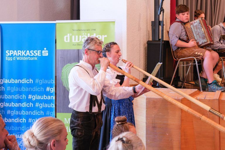 Ein Abend voller Klang und Heimatgefühl: Auch die Lehrer Bertram Waldner und Claudia Bär ließen mit einem Alphornstück aufhorchen.