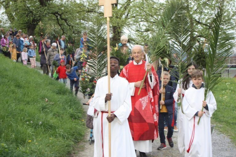 Traditionelle Bräuche rund um Ostern: An vorderster Front bei der Prozession natürlich Pfarrer Peter Loretz.