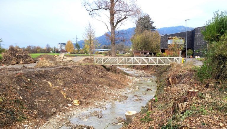 Hochwasserschutzprojekt Ruggbach erfolgreich abgeschlossen: Die kleine Weidenwegbrücke wurde durch eine rund dreieinhalb Meter breite Fuß- und Radweg-Brücke ersetzt.