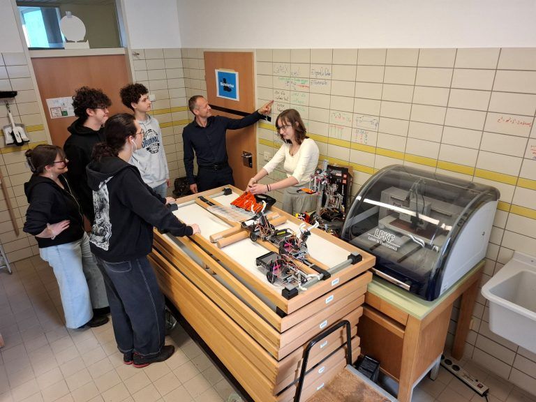 Techniktalent siegt beim Roboter-Gipfel: In der Schule wurde ein eigener Botball-Raum eingerichtet.
