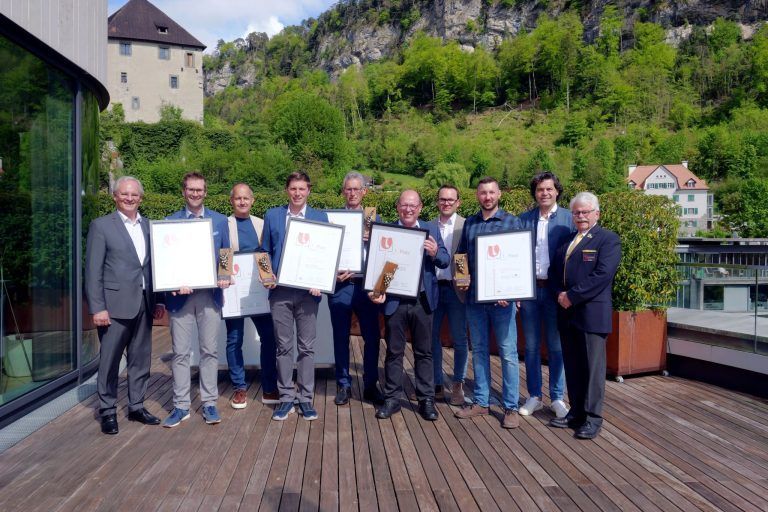 Edle Tropfen und strahlende Sieger: Die ausgezeichneten Weingüter mit Willi Hirsch (Obmann Vorarlberger Sommelierverein), Manfred Rädler (Bürgermeister Feldkirch), Harald Sonderegger (Landtagspräsident) und Lukas Debortoli (GF Stadtmarketing Feldkirch).