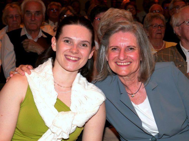 Neue Fahnenpatin und Traumkonzert begeistern: Mutter und Tochter: Viktoria Breuss mit Veronika Breuss.