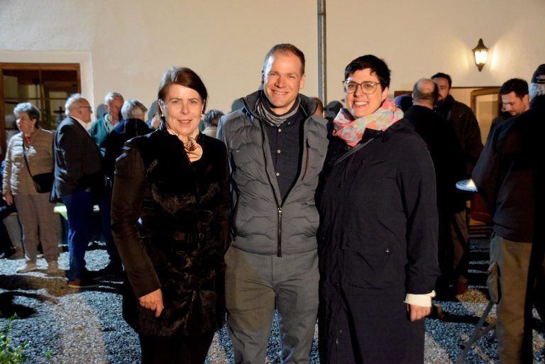 Religiöses Symbol mit Strahlkraft: Astrid Honold, Thomas Folie und Sabrina Wachter, von links.