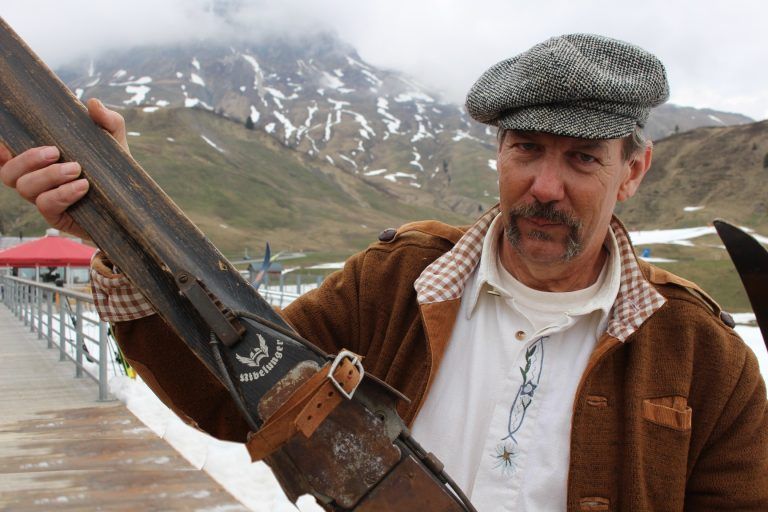 Doppelte Ski-Nostalgie zum Salober-Jubiläum: „Nibelungen“ – ein Ski, der Rätsel aufgibt, denn „alle Nachforschungen nach dessen Herkunft blieben erfolglos“, bedauert Jürgen Strolz.