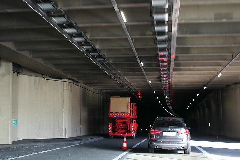 An dieses Bild - und den Stau - wird man sich bis Ende Oktober gewöhnen müssen: dem Autoverkehr bleibt im Tunnel nur eine Spur, die andere wird für Modernisierungsarbeiten benötigt.
