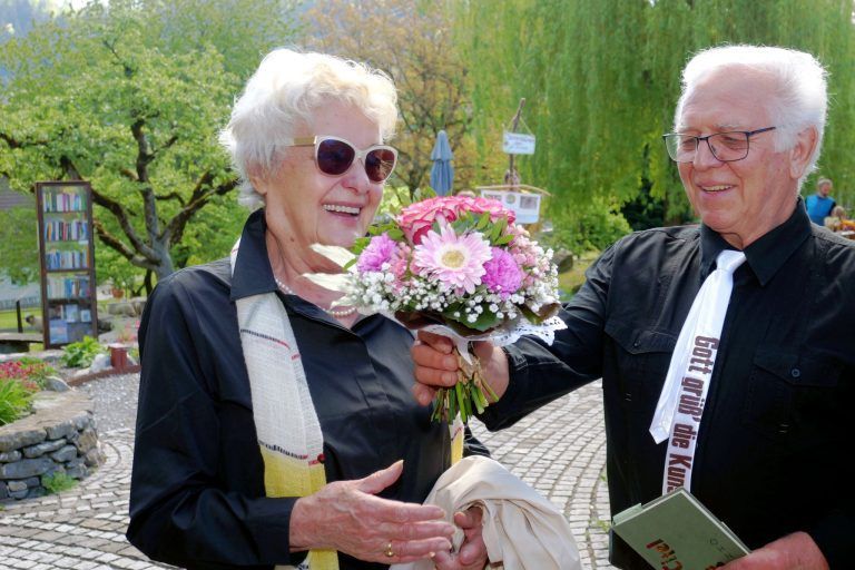 Göfis ließ Gutenberg hochleben: Künstlerin Margit Seeberger wurde für ihre Druckbilder mit Blumen bedacht.