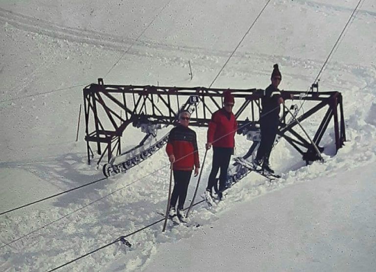 Ein fast unglaubliches Fotodokument aus den Anfangsjahren des Saloberlifts: Gleich die erste Saloberlift-Saison 1964/65 war überaus schneereich, 1969/70 war fast noch ärger und für Erinnerungsfotos stellten sich Skifahrer in diesen Wintern manchmal übermütig auf das Schleppseil, bevor sie beim Ausschaufeln der Spur mithalfen. 1965 wurden zu Ostern 2,78 m Schnee gemessen, 1970 waren es sogar zu Pfingsten (28. Mai) noch unglaubliche 2,15 m.