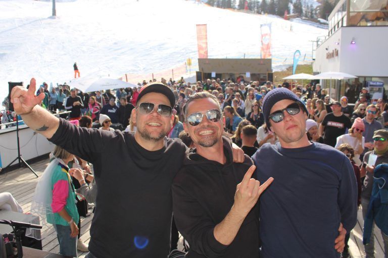 Fulminantes Ski&Concert-Finale in Warth: Emotionales Wiedersehen mit Warth: Falco Luneau, alias Falke und sein Partner Gernot Beck, alias Eule kamen 2018 über Nacht als "Ersatz" für die erkrankten Krauthobel zu einem ad hoc-Auftritt bei Ski&Concert, Philipp Lingg war mit den Holstuonarn schon 2011 hier und spielte das legendäre Tiefgaragenkonzert.