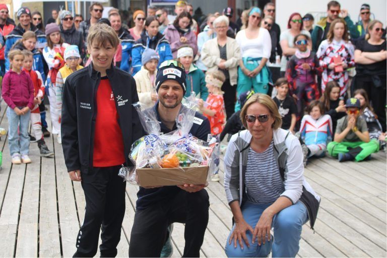 Skifestival der großen Strolz-Fan-Familie: Sogar ein Geschenkkorb war bei der Tombola zu gewinnen.
