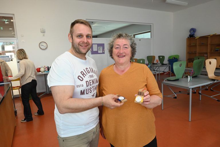 Gesunde Jause stärkt Schulgemeinschaft: Marcel Fitz bedankt sich bei Helferin Ulrike Bösch.