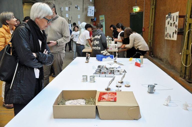 „Kunst braucht Mut!“: Die Besucher bestaunten die Kunstwerke.