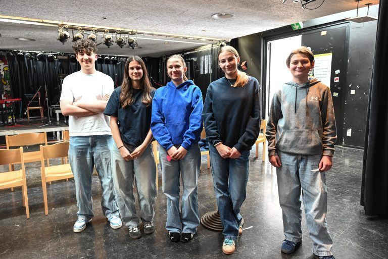 Trafen sich am Freitagabend zur Besprechung im Carinisaal: Fabian Kahr, Rebecca Kopf, Kerstin Fitz, Neele Peschl und Konstantin Heinzle. Sie organisieren eine hype.night für 14- bis 17-jährige am 3. Mai in Lustenau.