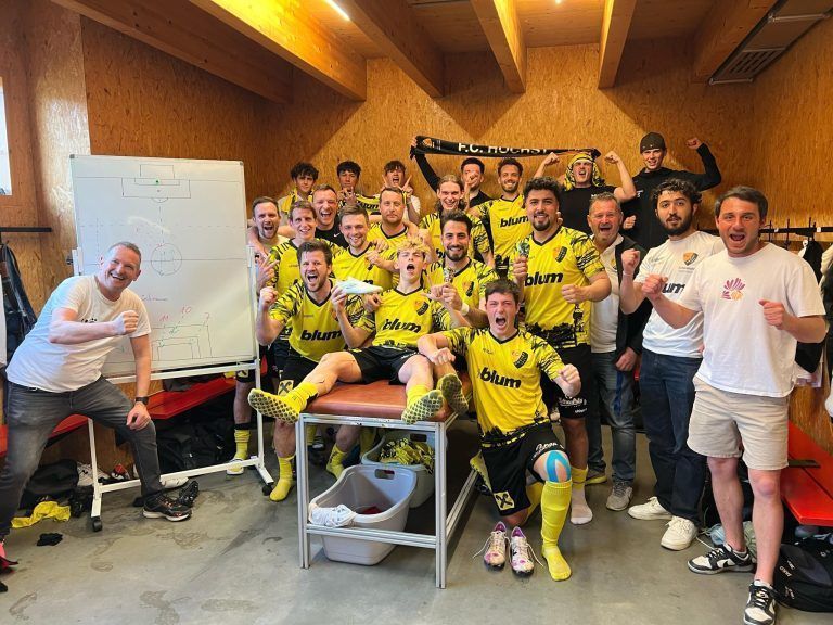 Das 1b des FC Höchst bejubelt den ersten Sieg in diesem Jahr.