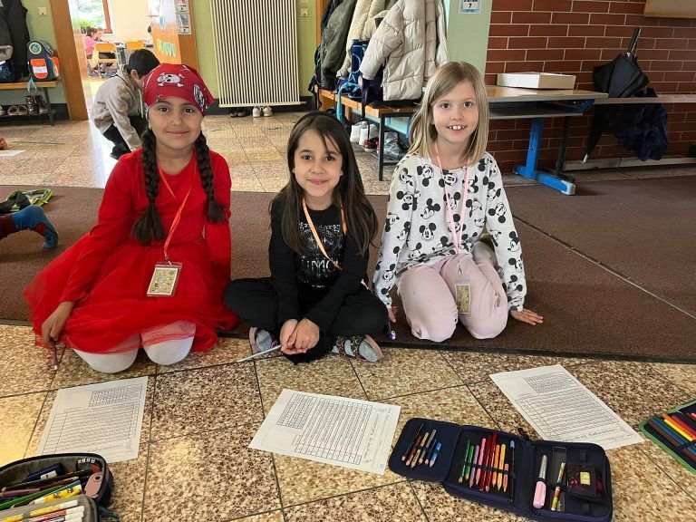 Eine ganze Schule im Lesefieber: Jede Klasse musste Rätsel lösen, die man nur durch genaues Lesen verstehen konnte. (Quelle: VS Rheindorf)