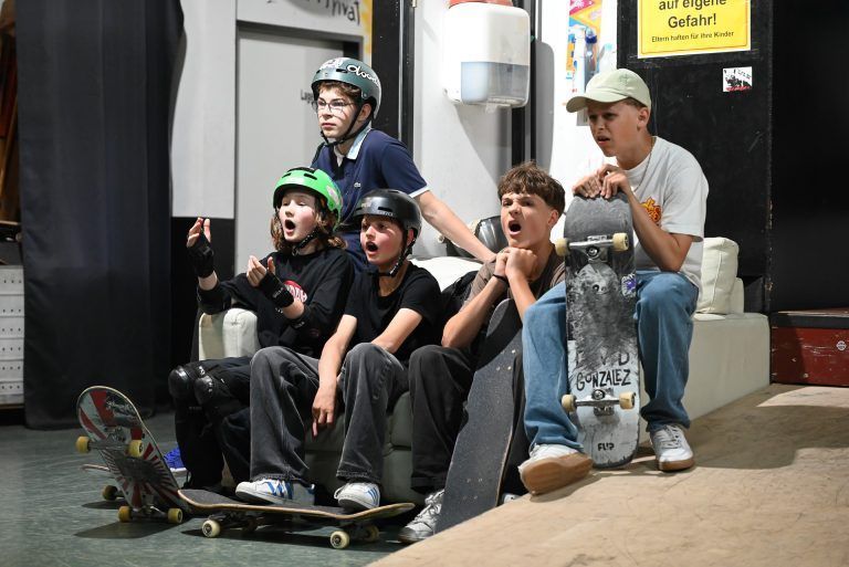 Skate-Contest begeistert Lustenau: Die Zuseher fieberten mit den Tricks der Skater mit.