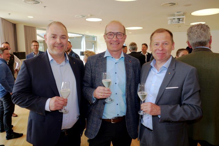 Edle Tropfen und strahlende Sieger: Bezirkshauptmann Herbert Burtscher (Mitte) mit Daniel Mierer und Hermann Bachmann (Sparkasse Feldkirch).