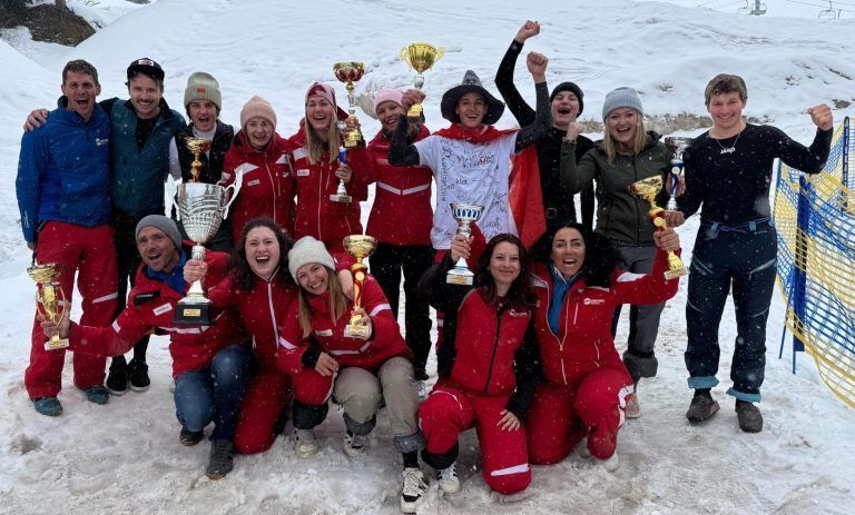 Riesenjubel beim Team der Skischule Au-Schoppernau: In einem Fotofinish wurde nicht nur Damüls hauchdünn geschlagen, sondern auch der Wanderpokal endgültig an die Skischule am Diedams geholt.
