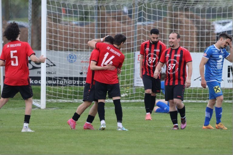 Fast-Handgreiflichkeiten im Römerstadion: Goldtor von Enes Özgen für Brederis im Heimspiel gegen Thüringen.