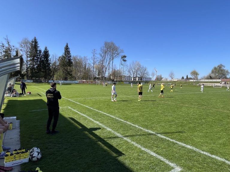 FC Höchst feiert wichtigen Punktgewinn für die Moral: Die Partie spielte sich Großteils im Mittelfeld ab.