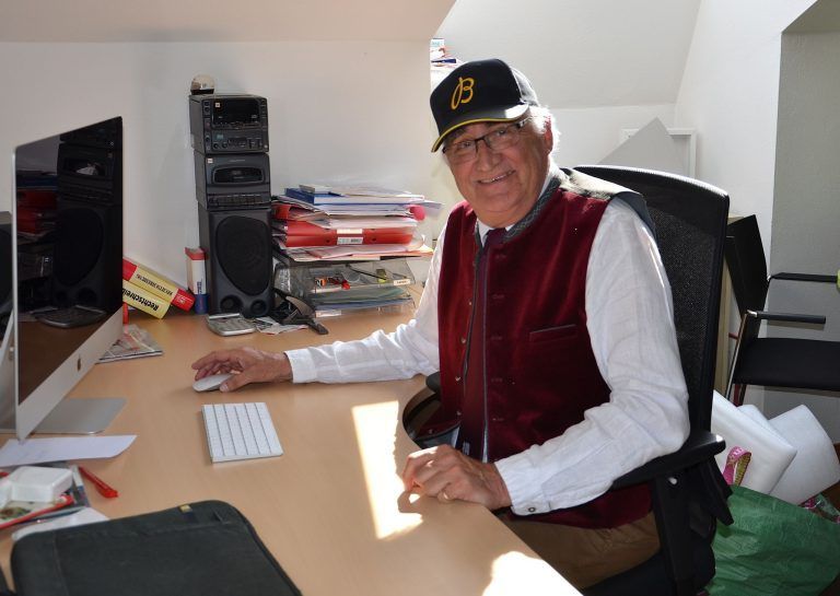 Auf dem Bike die Welt bereist: Ecke Neururer wählte sein Büro im ASKÖ-Heim in Bregenz als Treffpunkt. HRJ