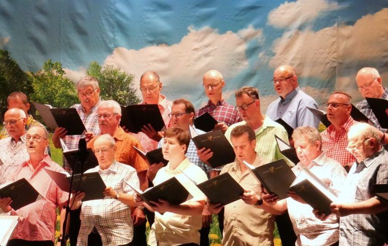 Neue Fahnenpatin und Traumkonzert begeistern: Männerchor Rankweil sang bekannte Melodien.