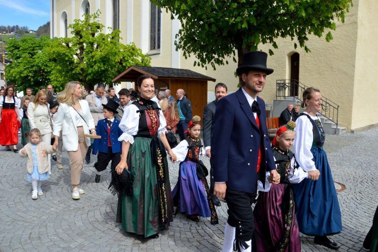 Ein Fest für die ganze Münsterpfarre: onfeier, die im Schrunser Münster stattfand, zieht die Festversammlung auf den Kirchplatz, wo bei herrlichem Wetter Gruppen- und Erinnerungsbilder angefertigt werden.
