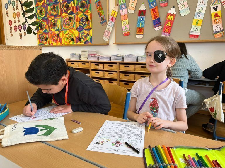 Schüler der Volksschule Rheindorf veranstalteten einen Lesetag und tauchten in verschiedenste Welten ein. (Quelle: VS Rheindorf)
