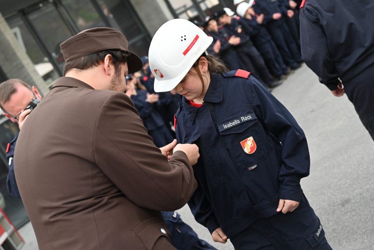 Feuerwehrnachwuchs überzeugt beim Wissenstest: Stolz nahmen die Mädchen und Jungen ihre Abzeichen entgegen.