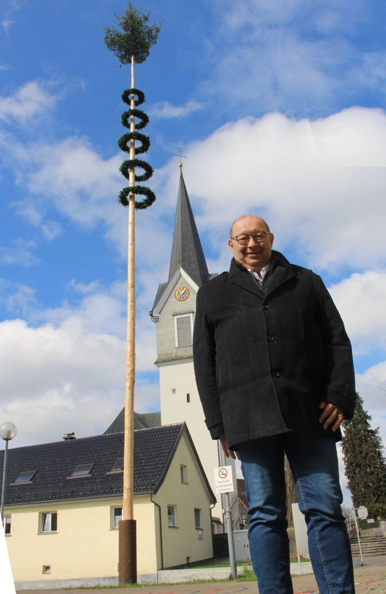 Hohenweiler stellt im Rathaus Weichen: Fünf Kränze trägt der traditionelle „Bürgermeisterbaum“, den die Feuerwehr nach der Wiederwahl von Wolfgang Langes auf dem Schulplatz aufgerichtet hat. STP