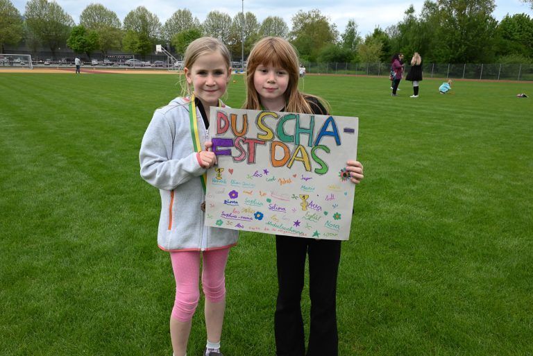 Laufbegeisterte rannten bei der Meile: Valerie und Sophia machten ein eigenes Plakat für ihre 3c-Klasse.