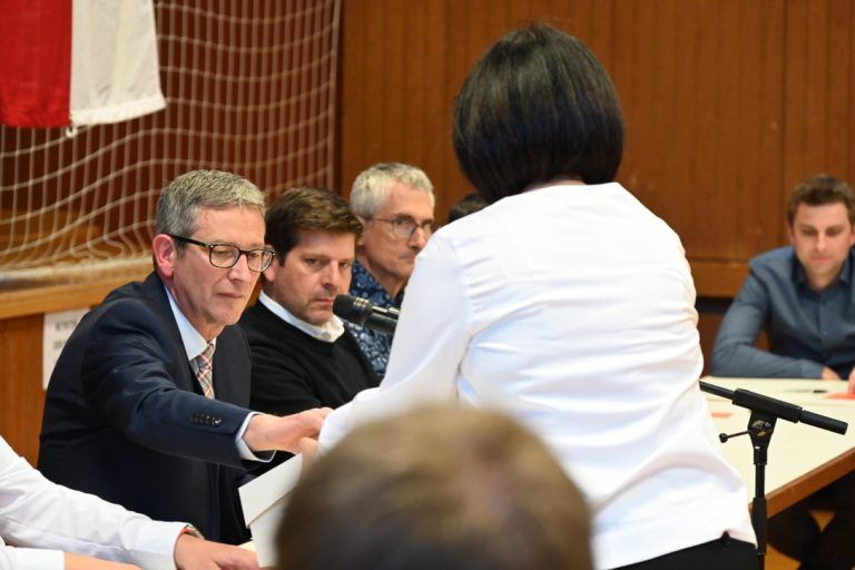 „Zuversicht in unsere Gemeinde“: Bürgermeister Hans Peter Pfanner gab seine Stimme ab.