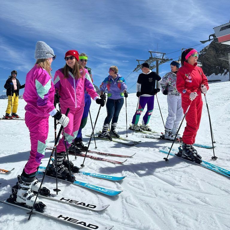 Doppelte Ski-Nostalgie zum Salober-Jubiläum: So richtig poppig war die Skimode in den 1970-er und 1980-er Jahren, die rund ein halbes Jahrhundert später beim Saisonschlussfest noch einmal zu Ehren kam.