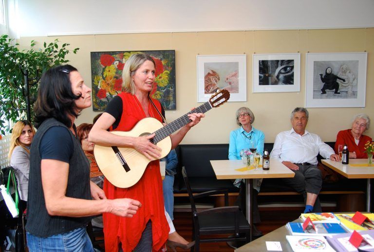 Die singenden Wirtinnen Regina und Ulrike eröffneten die Schau musikalisch. - Antonia Wolff Ausstellung - Vernissage "Bunt gemischt" von Antonia Wolff im Café per Du.