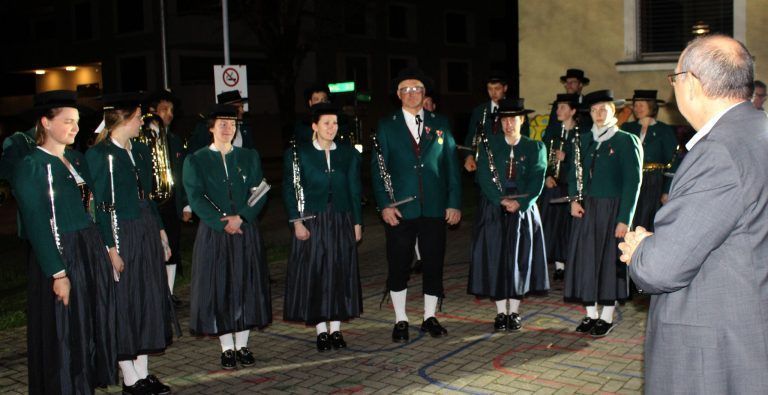 Hohenweiler stellt im Rathaus Weichen: Unter dem Bürgermeisterbaum spielte der Musikverein ein Ständchen.