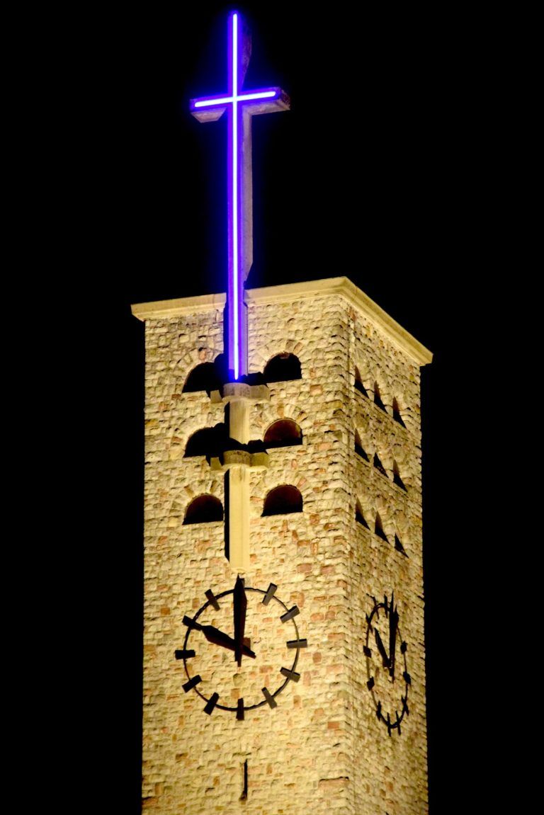 Religiöses Symbol mit Strahlkraft: Turmkreuz der Heilig-Kreuzkirche
