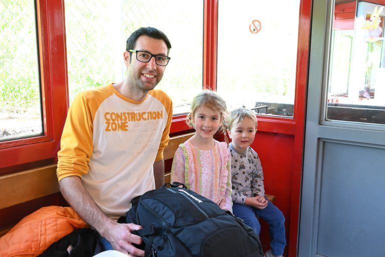 Erstmalige Osterausfahrt mit dem Rheinbähnle : Marc fuhr mit seinen Kindern Clara und Jacob mit. Sie waren gespannt, was die Ausfahrt mit sich bringt.