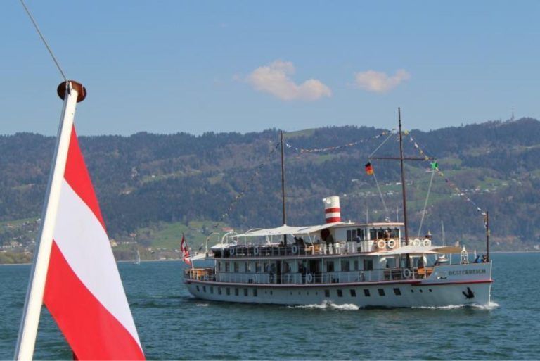 Bodensee-Schifffahrt startet durch: Die Oesterreich hat ihren Saisonstart zu Ostern mit zwei Fahrten bereits absolviert und lädt auch noch bis 11. Mai (Muttertag) als Heinos Hafenküche zu einem besonderen gastronomischen Erlebnis ein.