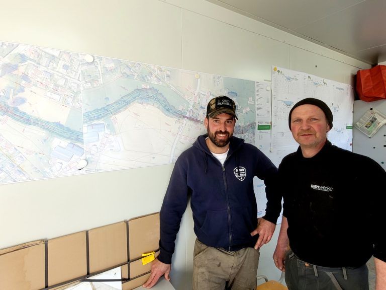 Hochwasserschutzprojekt Ruggbach erfolgreich abgeschlossen: Bauleiter Markus Schneider (Geo-Alpinbau/Niederlassung Egg) mit Richard Faisst (Gemeinde Lochau / Ausschuss Straßen, Wasser und Kanal).